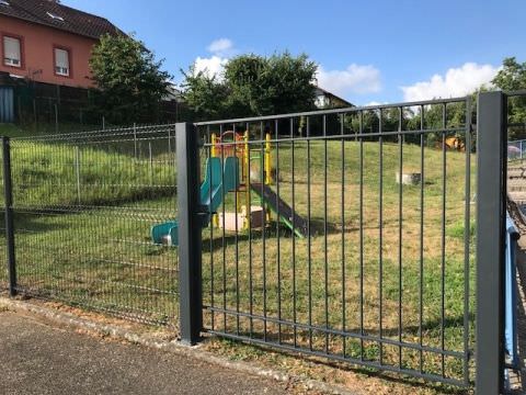 Installation d'une nouvelle clôture et de nouveaux portails à l'école maternelle Rémelfing
