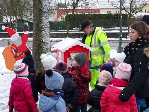 Rémelfing Les enfants de la Maternelle déposent leurs listes de Noël