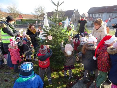 Rémelfing Décoration des sapins par les écoles maternelle et élémentaire