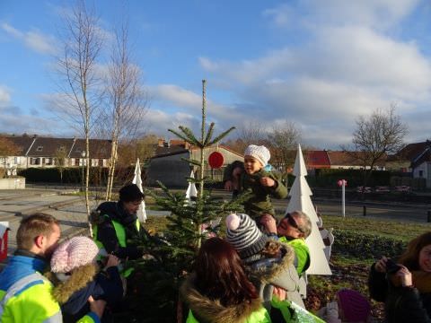 Rémelfing Décoration des sapins par les écoles maternelle et élémentaire