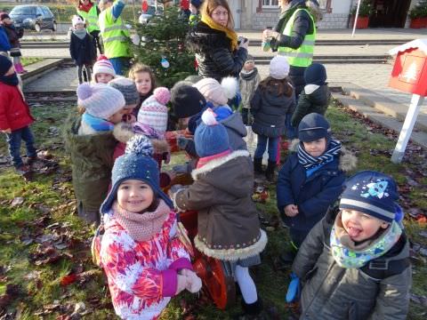 Rémelfing Décoration des sapins par les écoles maternelle et élémentaire