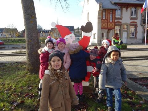 Rémelfing Décoration des sapins par les écoles maternelle et élémentaire