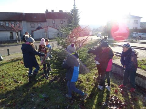 Rémelfing Décoration des sapins par les écoles maternelle et élémentaire