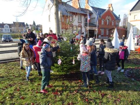 Rémelfing Décoration des sapins par les écoles maternelle et élémentaire