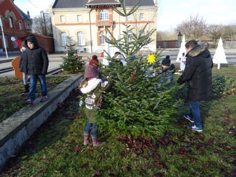 Rémelfing Décoration des sapins par les écoles maternelle et élémentaire