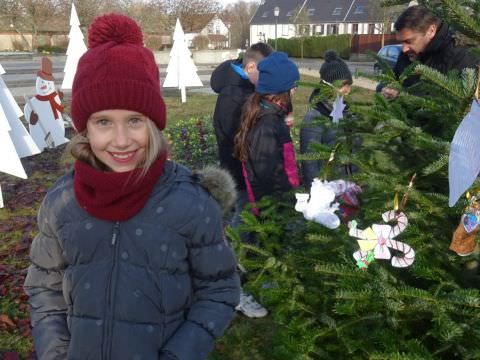 Rémelfing Décoration des sapins par les écoles maternelle et élémentaire