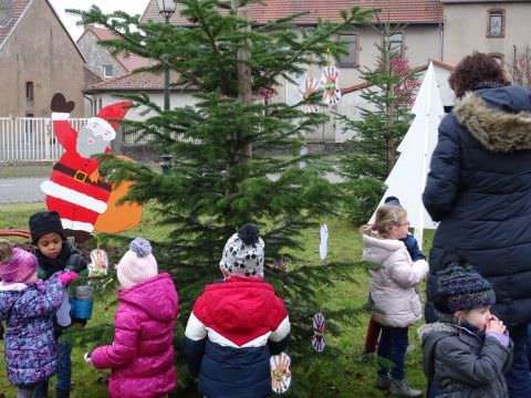 Rémelfing Décoration des sapins par nos écoliers