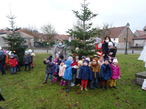 Rémelfing Décoration des sapins par nos écoliers