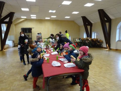 Rémelfing Décoration des sapins par nos écoliers