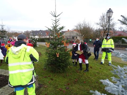 Rémelfing Décoration des sapins par nos écoliers