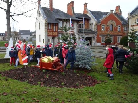 Rémelfing Décoration des sapins par nos écoliers