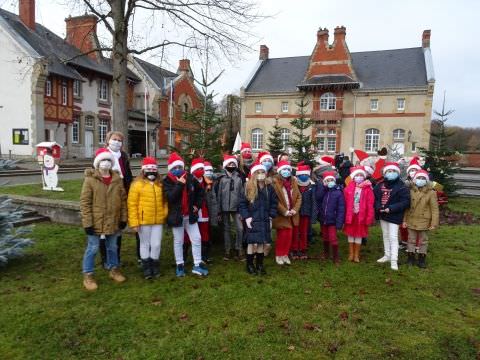 Rémelfing Décoration des sapins par nos écoliers