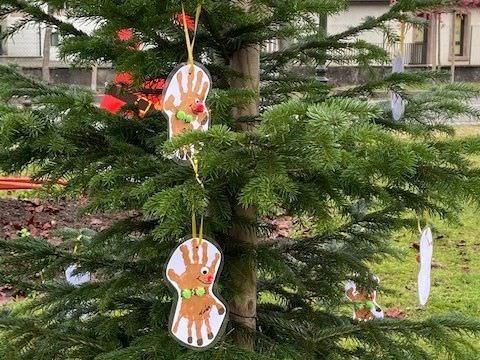 Rémelfing Décoration des sapins par nos écoliers