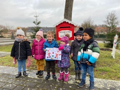 Les enfants de l'école maternelle déposent leur courrier dans la boîte aux lettres du Père Noël