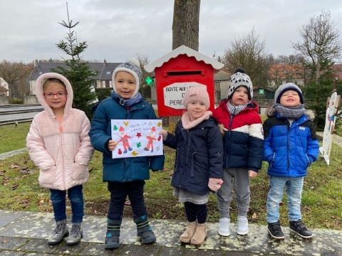 Rémelfing Les enfants de l'école maternelle déposent leur courrier dans la boîte aux lettres du Père Noël