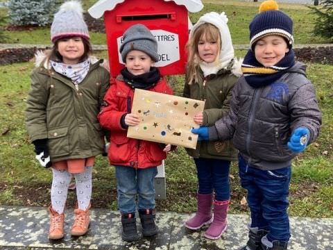 Rémelfing Les enfants de l'école maternelle déposent leur courrier dans la boîte aux lettres du Père Noël