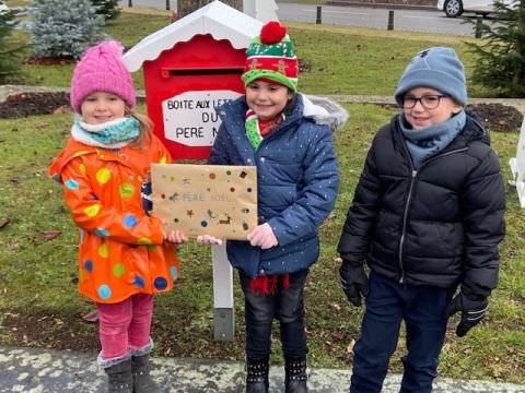 Les enfants de l'école maternelle déposent leur courrier dans la boîte aux lettres du Père Noël