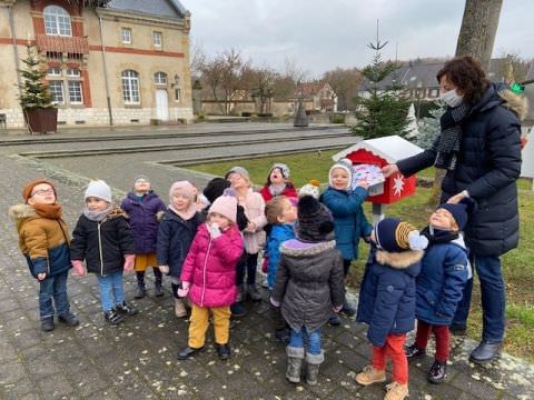 Rémelfing Les enfants de l'école maternelle déposent leur courrier dans la boîte aux lettres du Père Noël