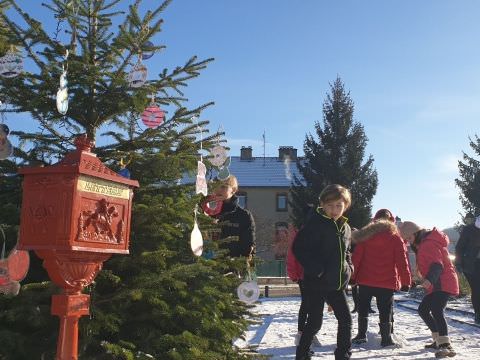 Rémelfing Décoration des sapins par nos écoliers