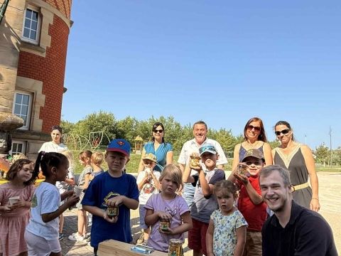 Rémelfing Distribution de livres et miel aux écoliers
