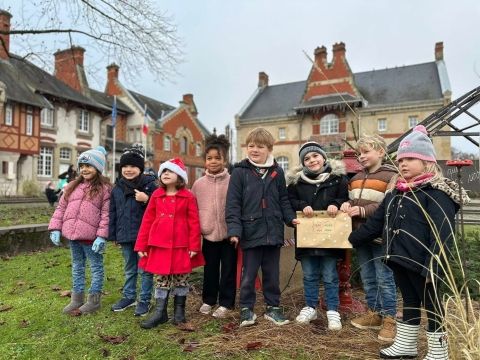 Rémelfing Décoration des sapins par nos écoliers