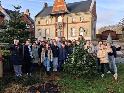 Rémelfing Décoration des sapins par nos écoliers