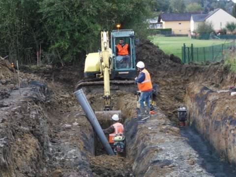 Rémelfing "Les Hauts de Sarre": début de la pose de l'assainissement