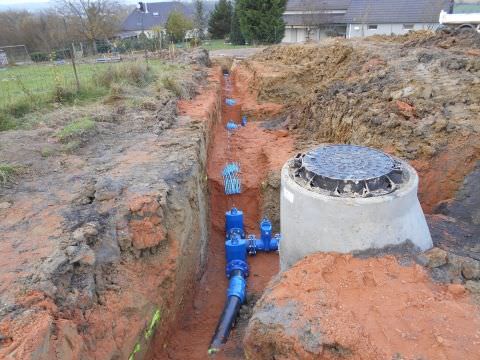 Rémelfing " Les Hauts de Sarre" : pose de la conduite d'eau