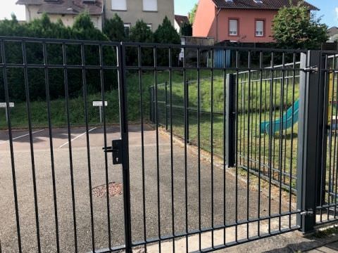 Installation d'une nouvelle clôture et de nouveaux portails à l'école maternelle
