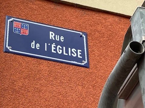 Rémelfing Installation de nouvelles plaques de rue.