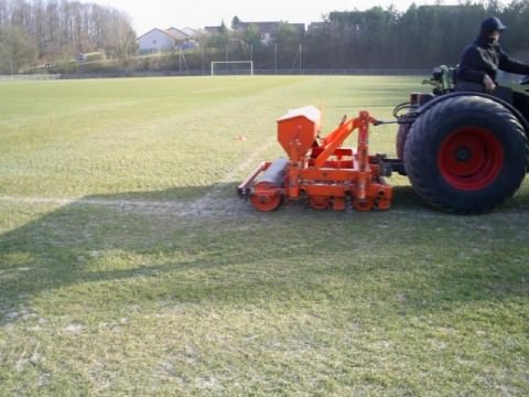 Rémelfing ENTRETIEN TERRAIN DE FOOT (Mars 2012)