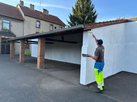Mise en peinture du préau de l'école élémentaire Rémelfing