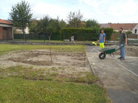 Travaux sur la piste de saut en longueur à l'ecole élémentaire Rémelfing